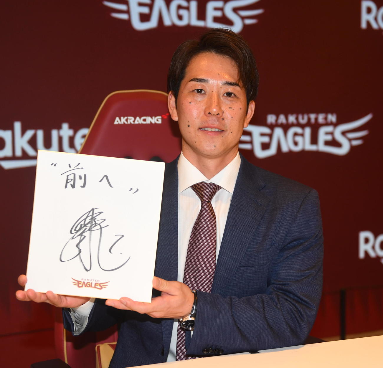 契約更改交渉に臨み、来季の目標に「前へ」と記した楽天鈴木大（撮影・山田愛斗）