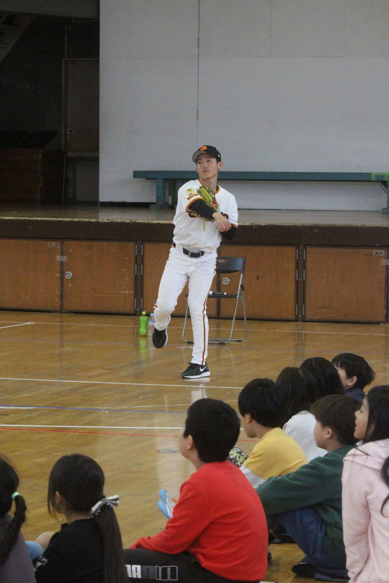 生徒の前で送球を披露する巨人浦田
