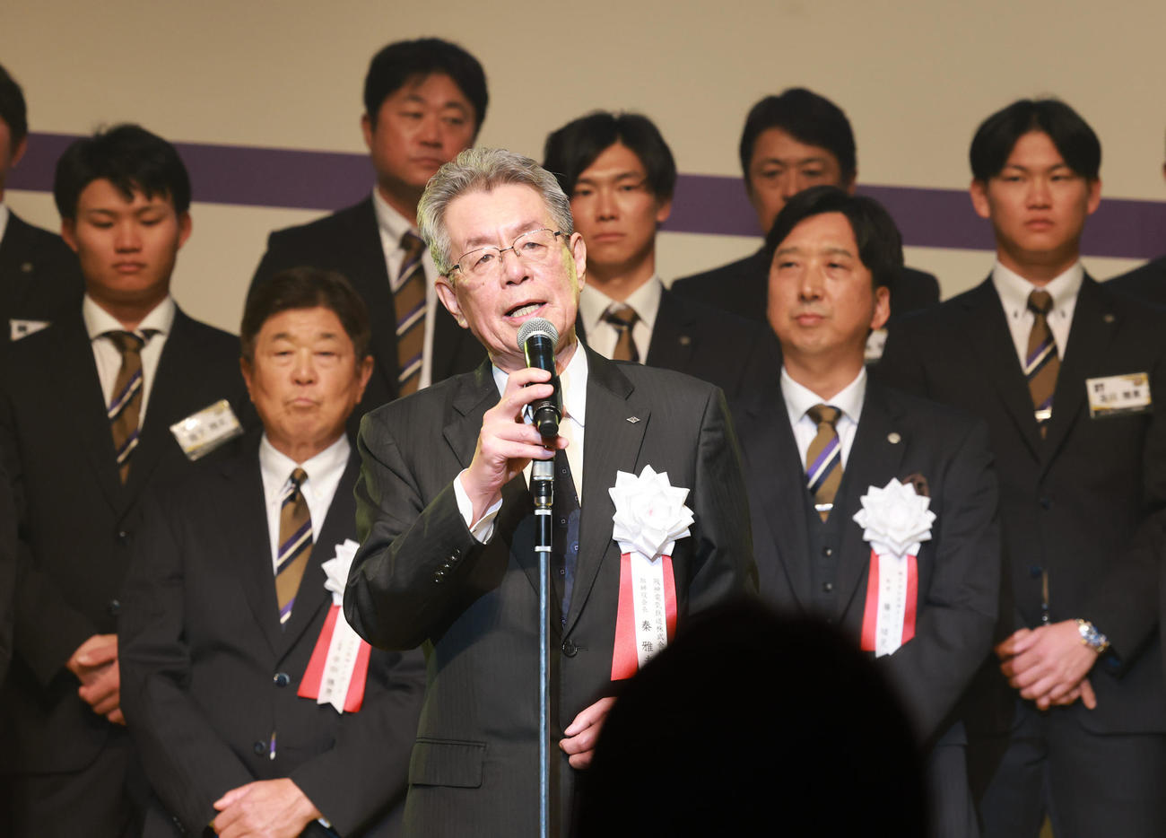 「2025阪神タイガース　リーグ優勝祝賀会」　壇上であいさつをする秦オーナー（撮影・上田博志）
