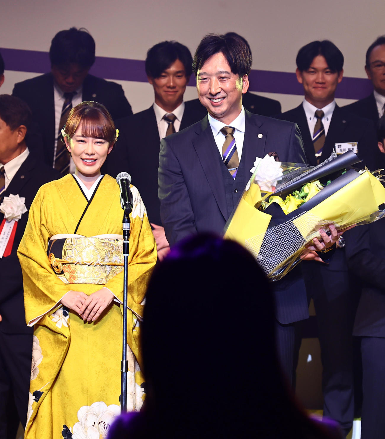藤川監督（右）は歌手の丘みどりから花束を受け取る（撮影・上田博志）