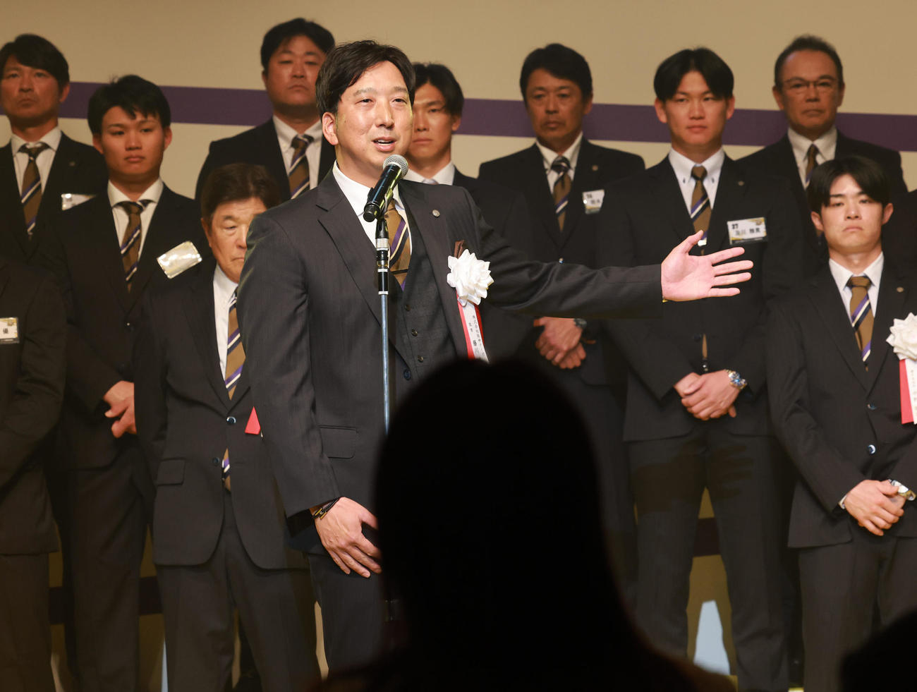2025阪神タイガースリーグ優勝祝賀会　壇上であいさつをする藤川監督（撮影・上田博志）