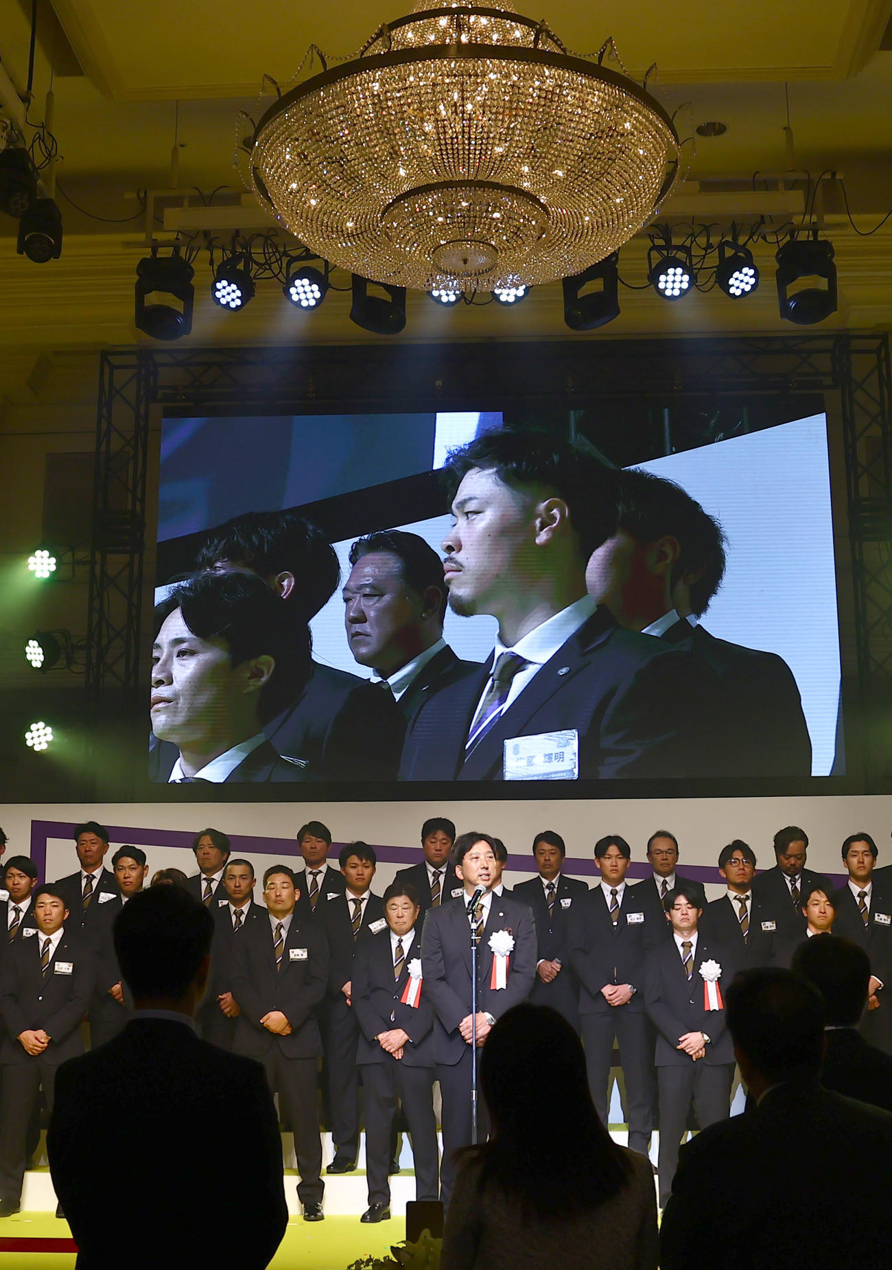 「2025阪神タイガース　リーグ優勝祝賀会」で佐藤輝（画面）の奮闘を褒める藤川監督（撮影・上田博志）