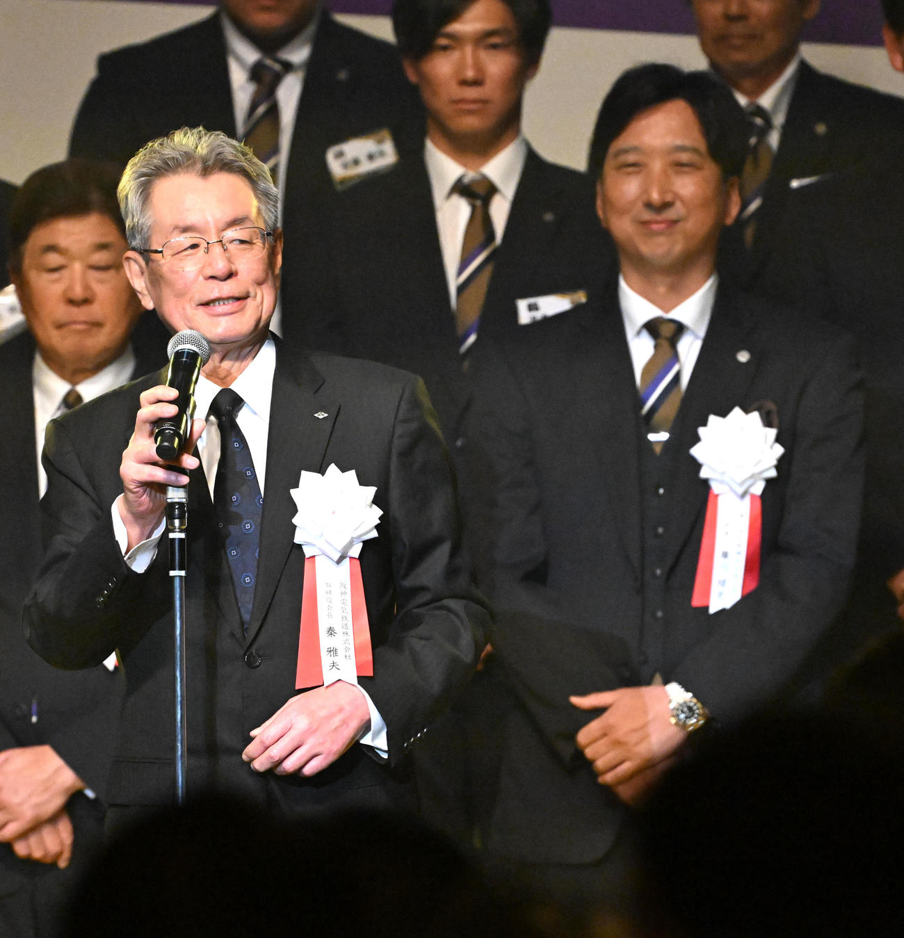 リーグ優勝祝勝会であいさつをする泰阪神電鉄会長兼球団オーナー（左）。右は藤川監督（撮影・石井愛子）