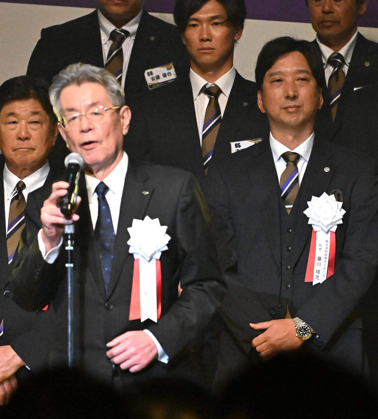 リーグ優勝祝勝会であいさつをする泰阪神電鉄会長兼球団オーナー（左）。右は藤川監督（撮影・石井愛子）