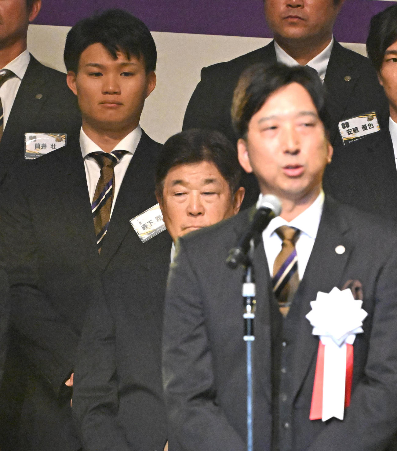 藤川監督（右）のあいさつを聞く森下（左）（撮影・石井愛子）