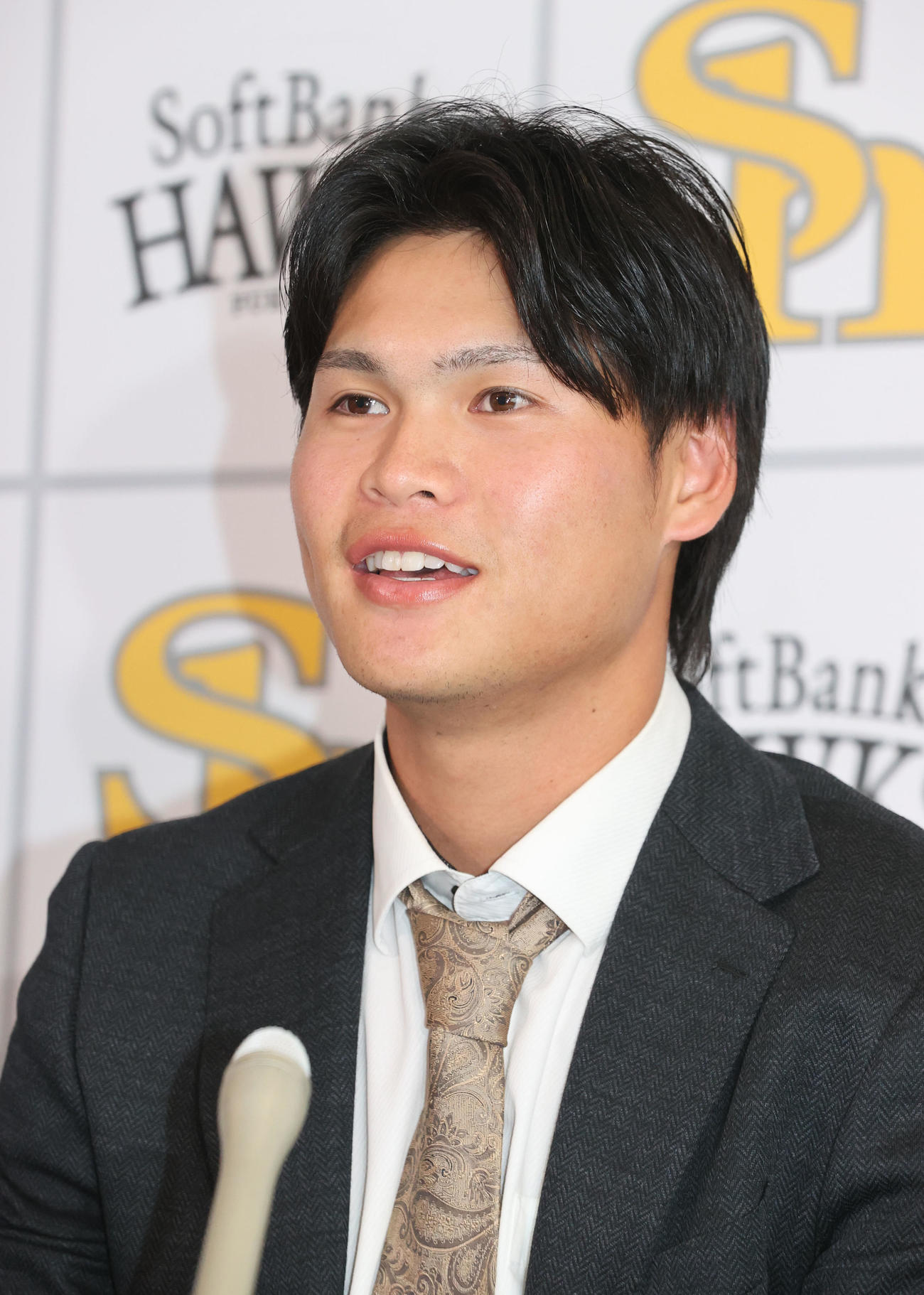 契約更改を終えたソフトバンク笹川は会見で話をする（撮影・梅根麻紀）