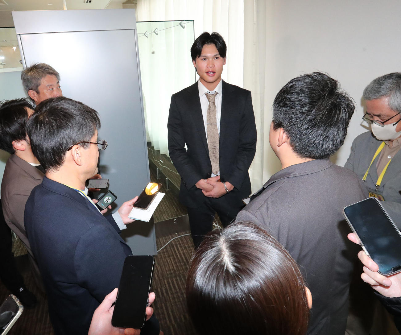 報道陣に囲まれるソフトバンク笹川（撮影・梅根麻紀）