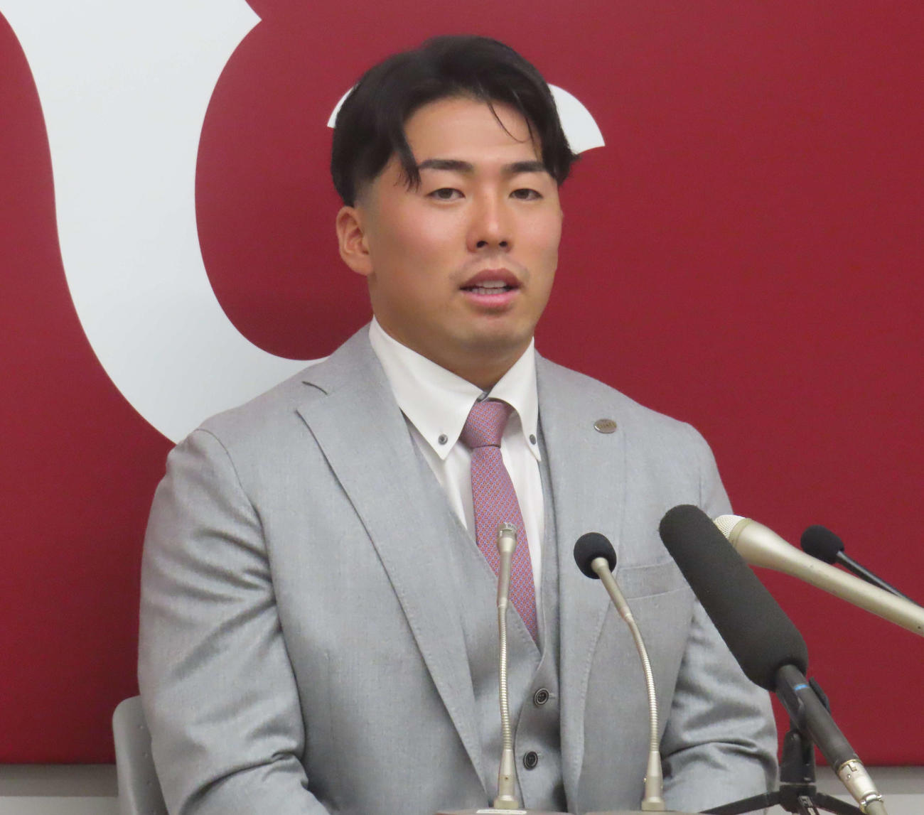 契約更改交渉を終え、会見に臨む巨人浅野（撮影・水谷京裕）