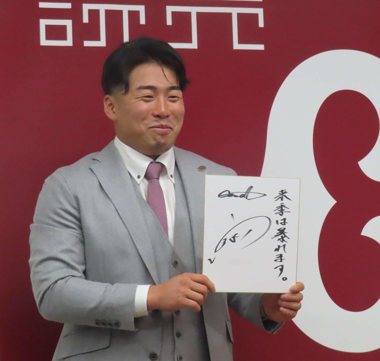 契約更改交渉後の会見で、色紙に来季の目標を記す巨人浅野（撮影・水谷京裕）