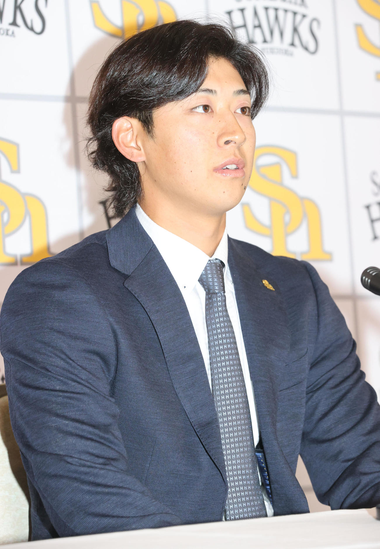 契約更改を終えたソフトバンク大山は会見で話をする（撮影・梅根麻紀）