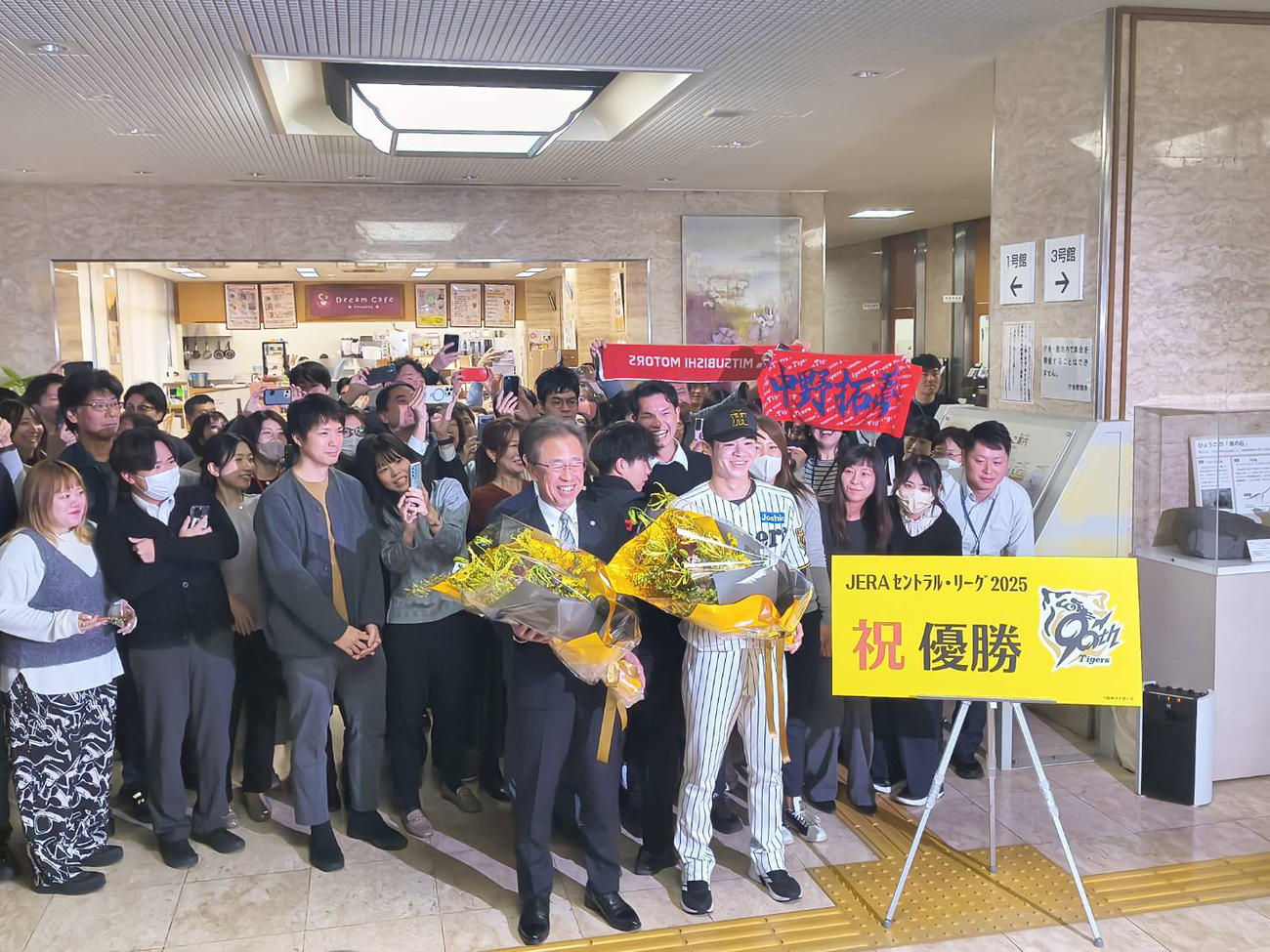 笑顔で記念撮影をする阪神タイガース粟井社長（左）と中野（撮影・林英樹）