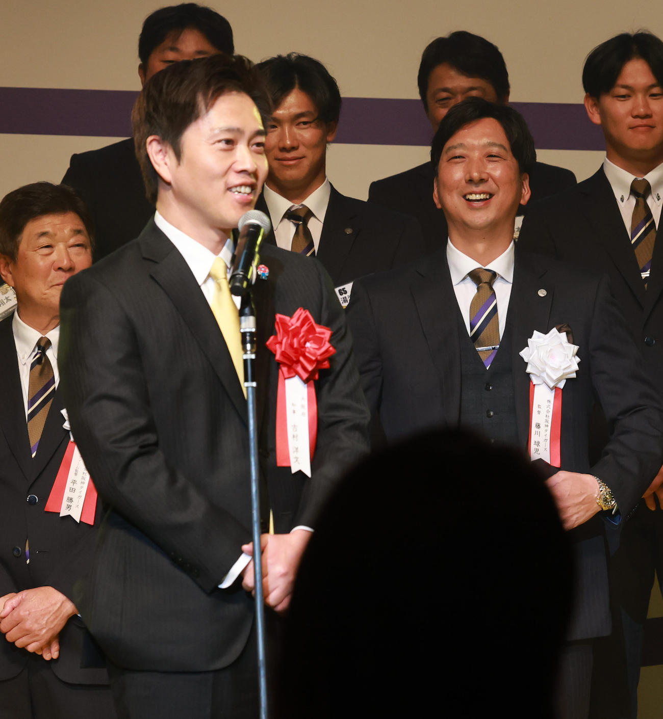「2025阪神タイガース　リーグ優勝祝賀会」　吉村大阪府知事（左）のあいさつに笑顔を見せる藤川監督（撮影・上田博志）