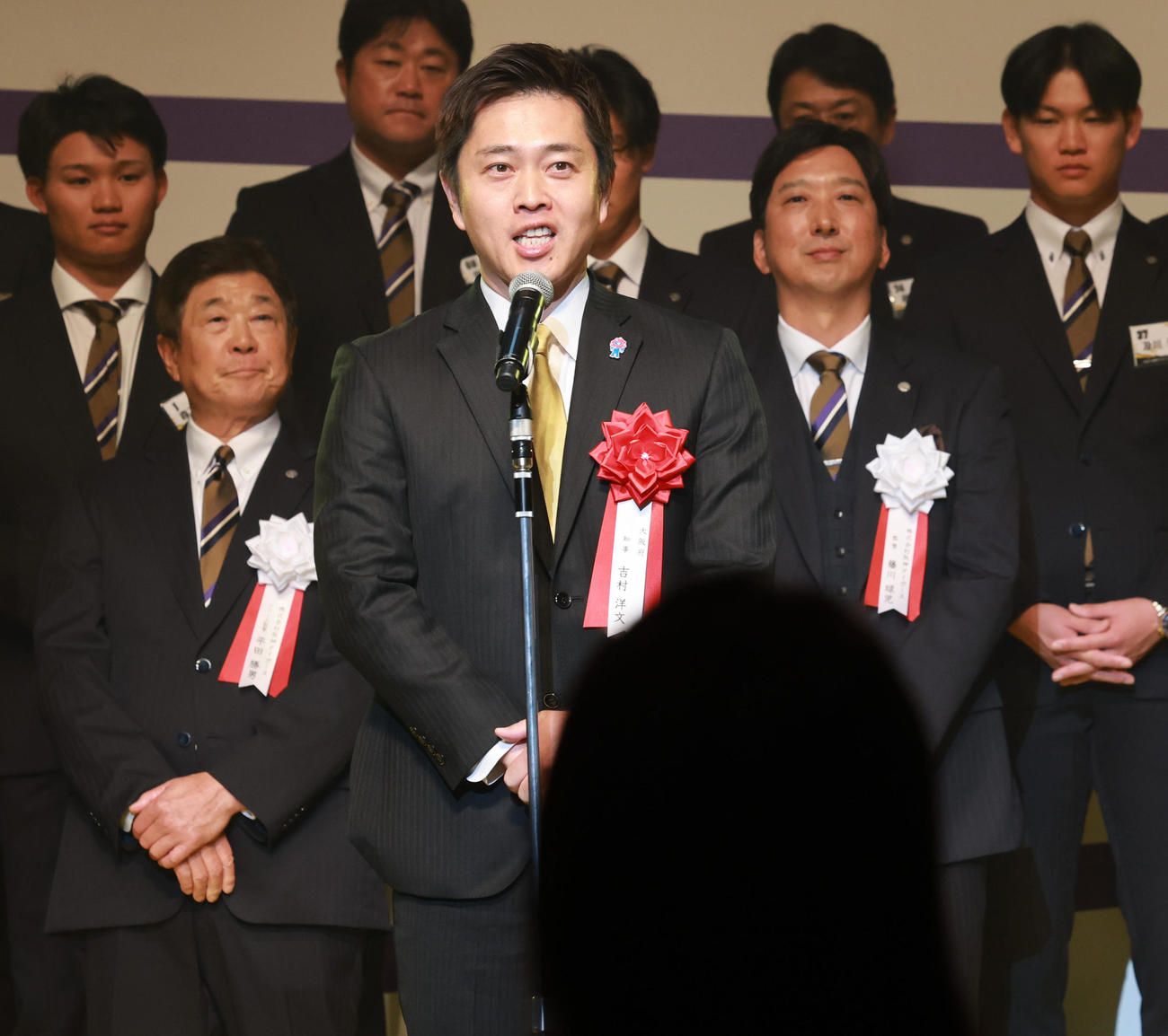 壇上であいさつをする吉村大阪府知事（撮影・上田博志）