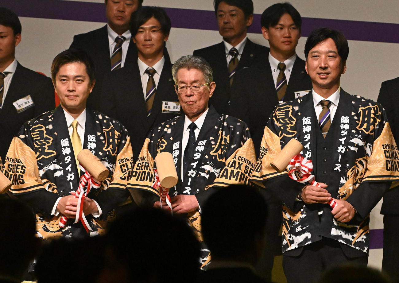 鏡開きに参加する（前列左から）吉村大阪府知事、泰阪神電鉄会長兼球団オーナー、藤川監督（撮影・石井愛子）