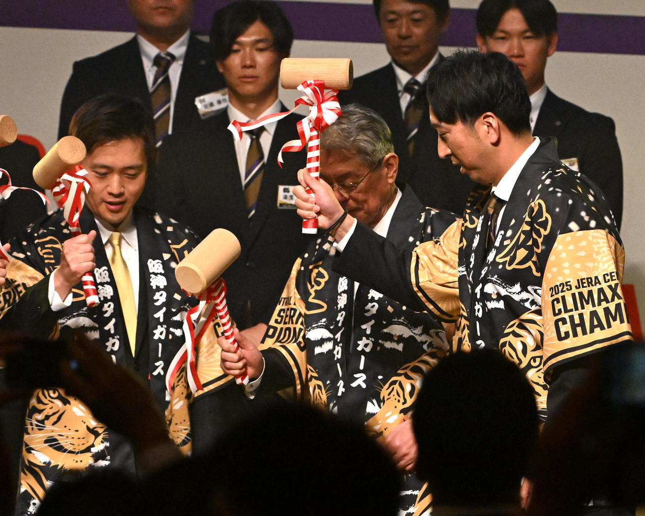 鏡開きに参加する（前列左から）吉村大阪府知事、泰阪神電鉄会長兼球団オーナー、藤川監督（撮影・石井愛子）