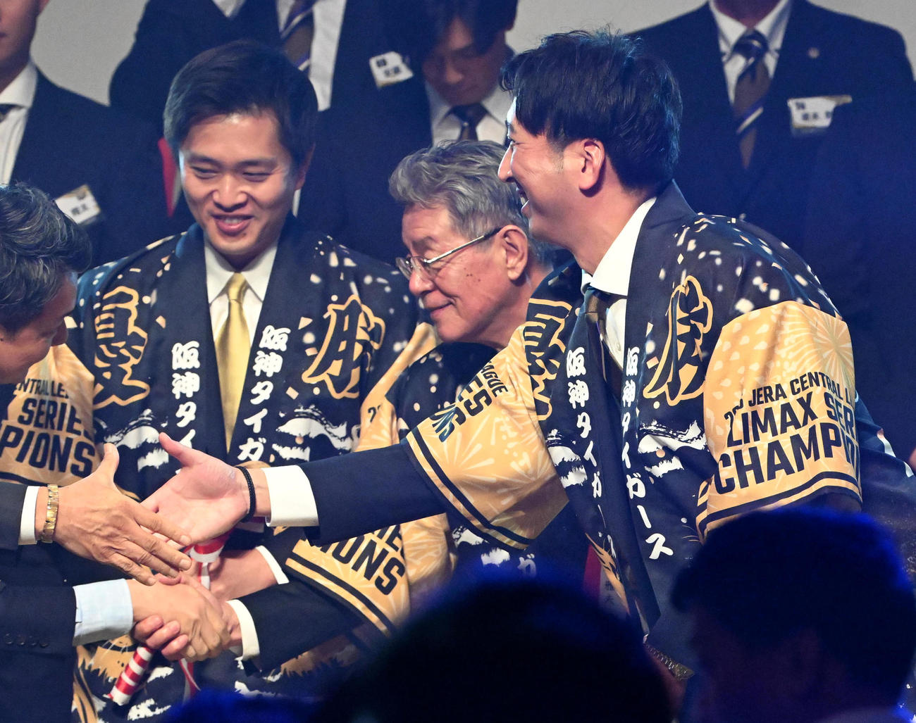 鏡開きに参加する（左から）吉村大阪府知事、泰阪神電鉄会長兼球団オーナー、藤川監督（撮影・石井愛子）