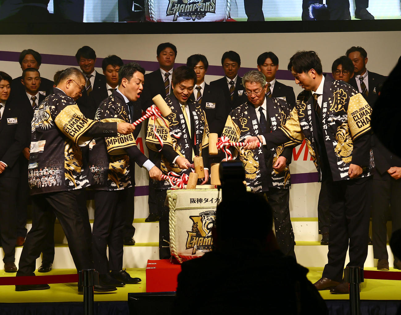 鏡開きをする右から藤川監督、阪神秦オーナー、吉村大阪府知事、横山大阪市長、掛布OB会長（撮影・上田博志）