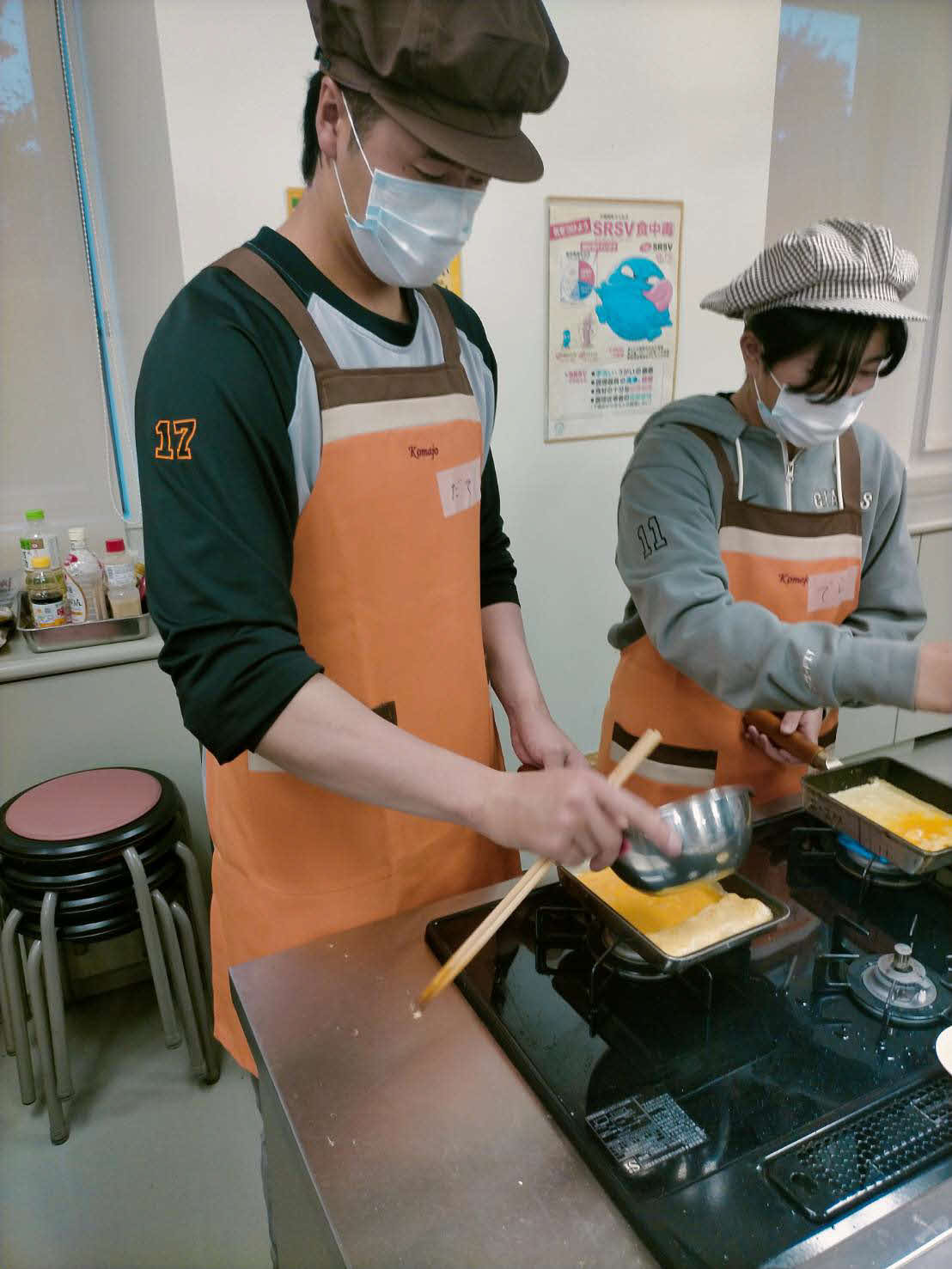 調理体験でだし巻き卵を作る西舘