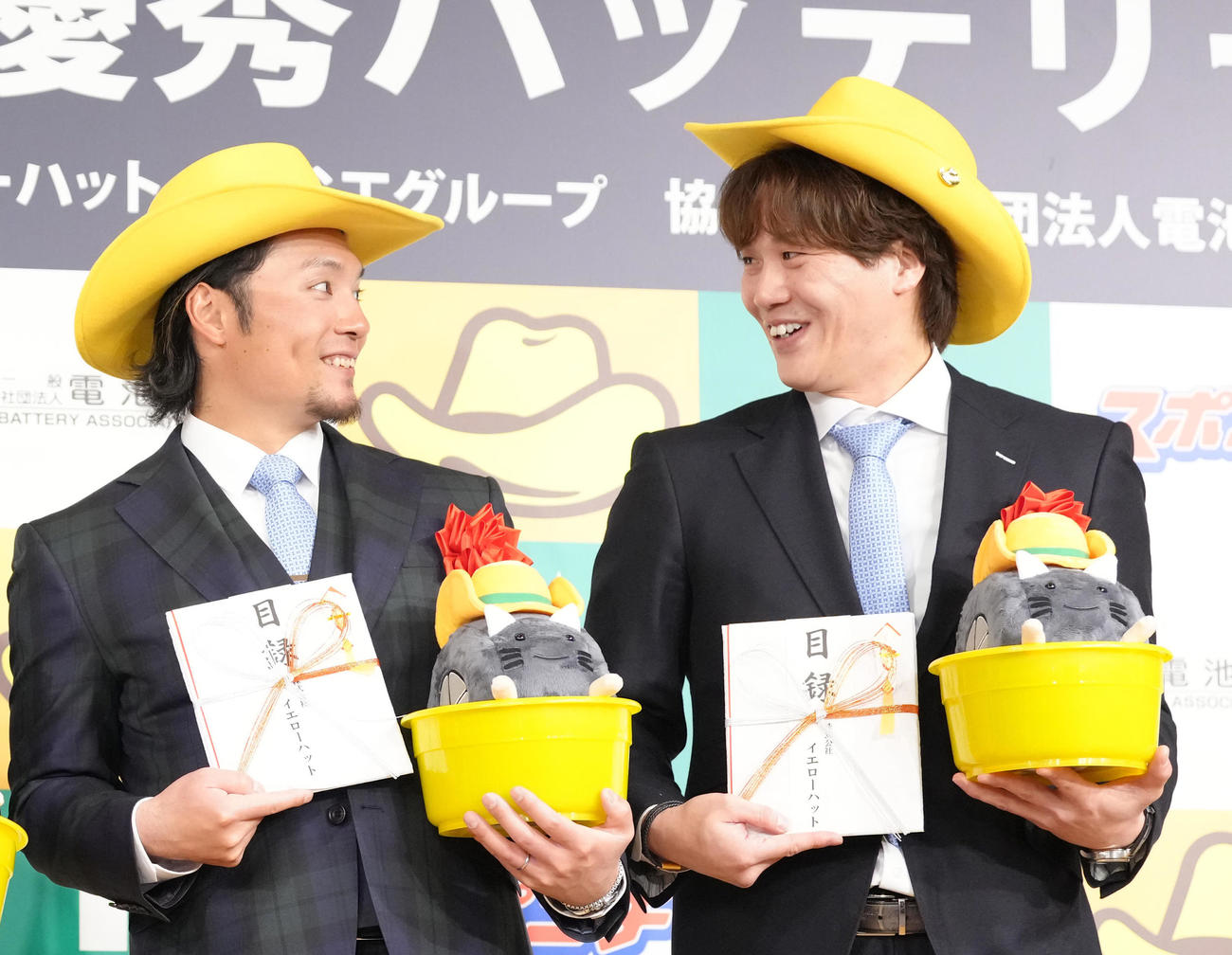最優秀バッテリー賞を受賞し、笑顔を見せる日本ハムの伊藤（左）と伏見（撮影・足立雅史）