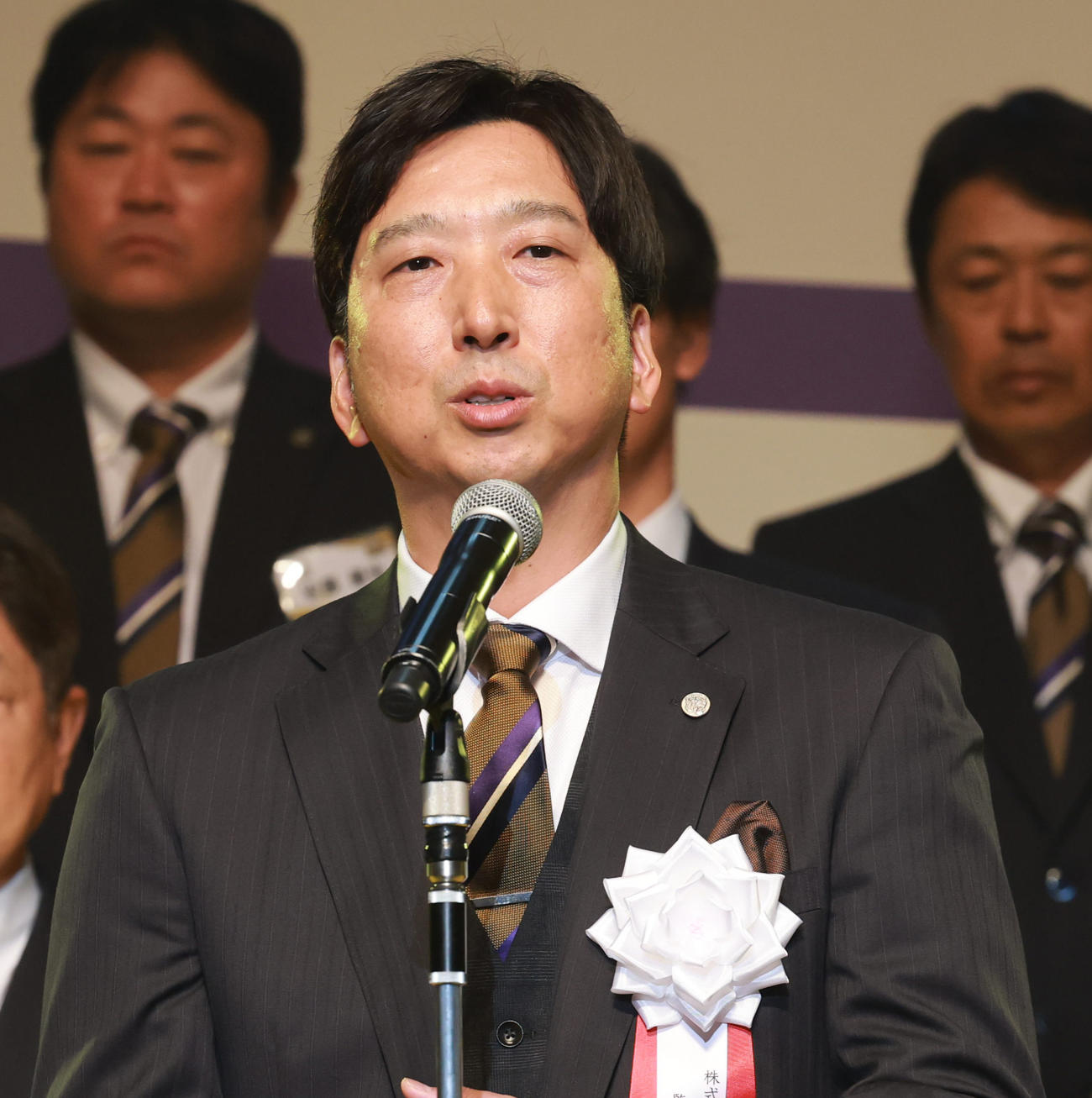2025阪神タイガースリーグ優勝祝賀会　壇上であいさつをする藤川監督（撮影・上田博志）