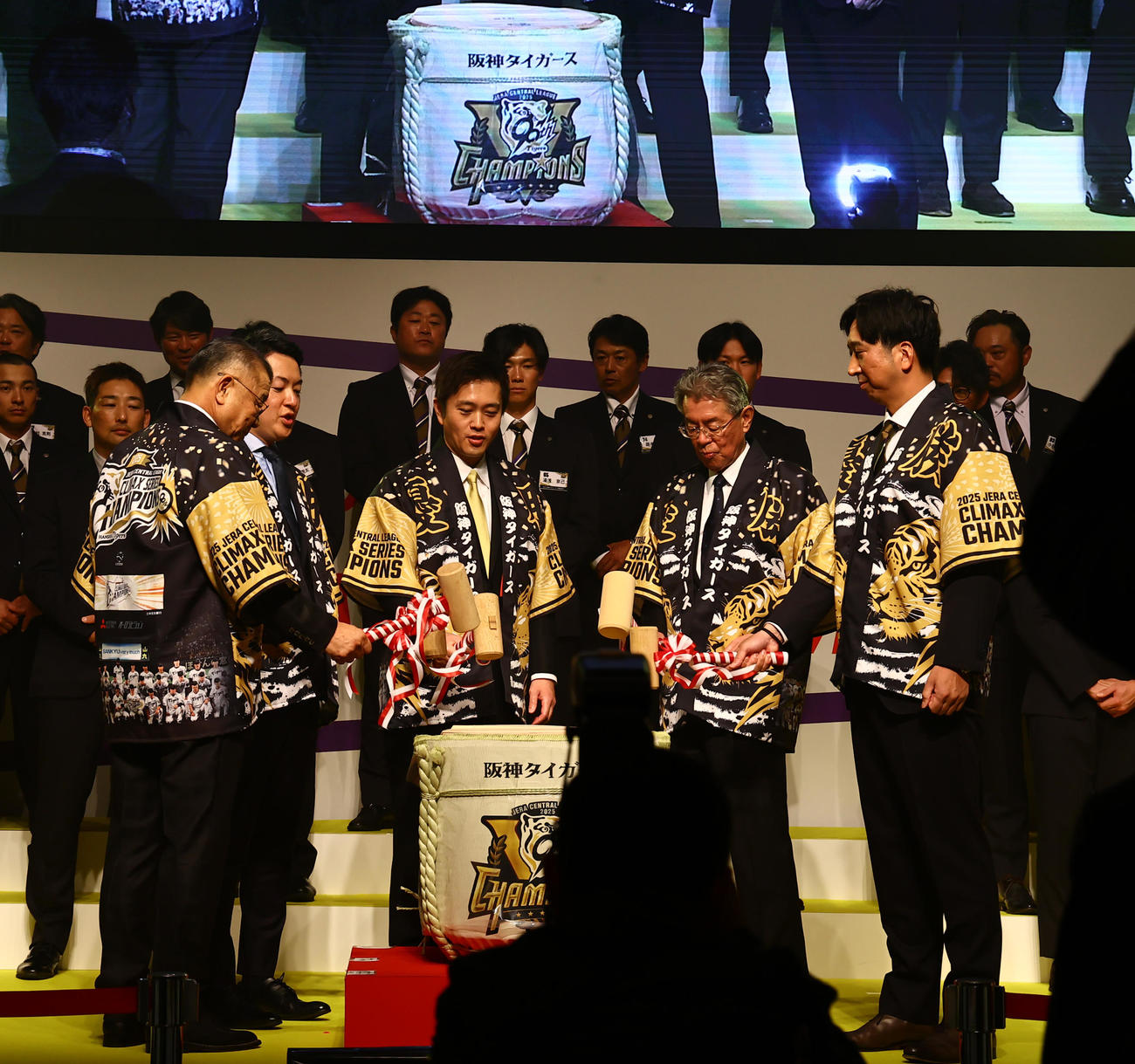 鏡開きをする右から藤川監督、阪神秦オーナー、吉村大阪府知事、横山大阪市長、掛布OB会長（撮影・上田博志）