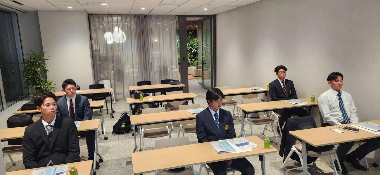 講演に熱心に耳を傾ける写真後列左から西武育成6位の上智大・正木、阪神2位の日大・谷端、中日6位の東洋大・花田、巨人3位の亜大・山城、広島2位の亜大・斉藤（撮影・保坂淑子）