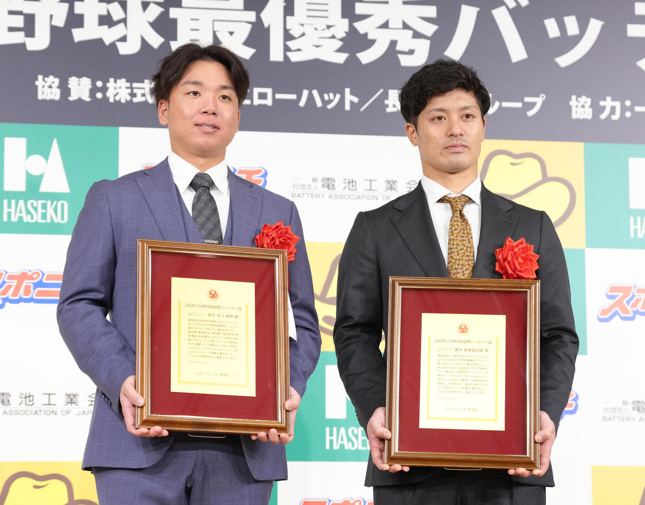 笑顔を見せる阪神の村上（左）と坂本（撮影・足立雅史）