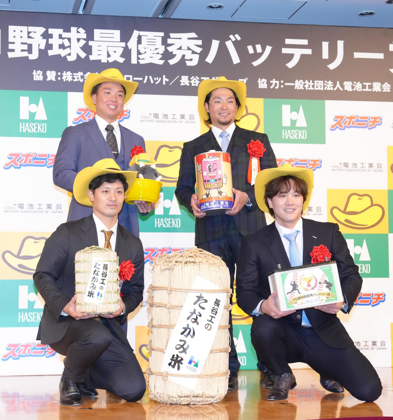 2025最優秀バッテリー賞を受賞し、笑顔を見せる、阪神の村上（後方左）と坂本（手前左）、日本ハムの伊藤（後方右）と伏見（撮影・足立雅史）