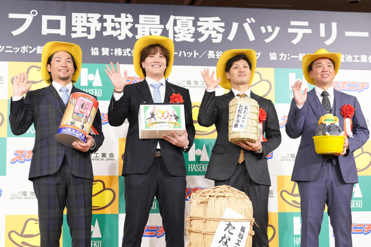 2025最優秀バッテリー賞を受賞し、笑顔を見せる、左から日本ハムの伊藤、伏見、阪神の坂本、村上（撮影・足立雅史）