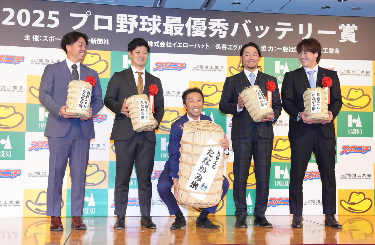2025最優秀バッテリー賞を受賞した、左から阪神の村上、坂本、1人おいて日本ハムの伊藤、伏見はプレゼンターの内藤氏と米俵を手に笑顔（撮影・足立雅史）