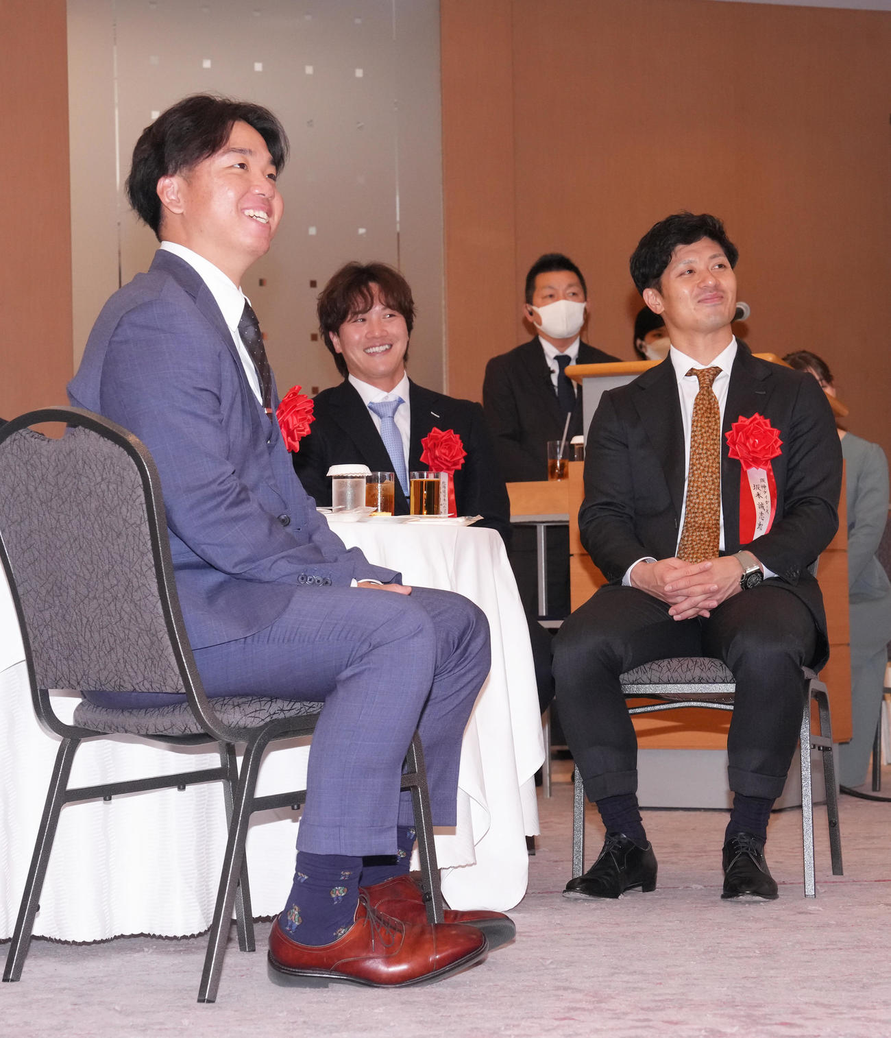 表彰式で笑顔を見せる阪神の村上（左）、坂本（右）と日本ハム伏見（撮影・足立雅史）