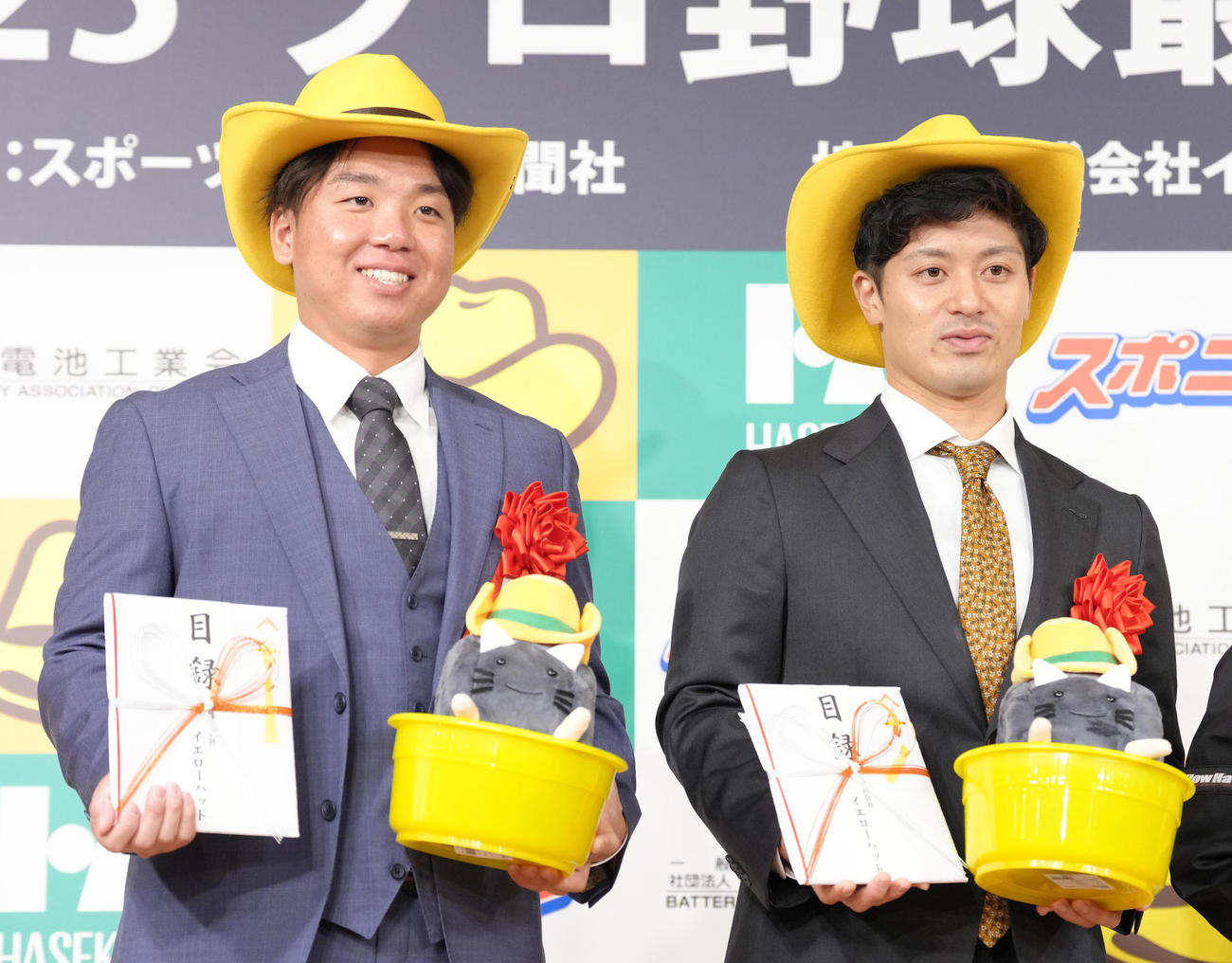 笑顔を見せる阪神の村上（左）と坂本（撮影・足立雅史）