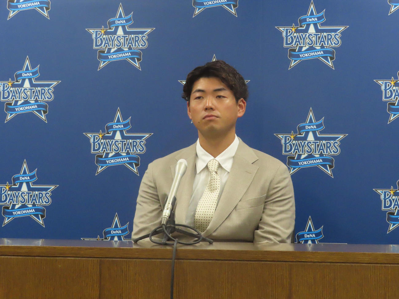 契約更改交渉後、会見するDeNA蝦名