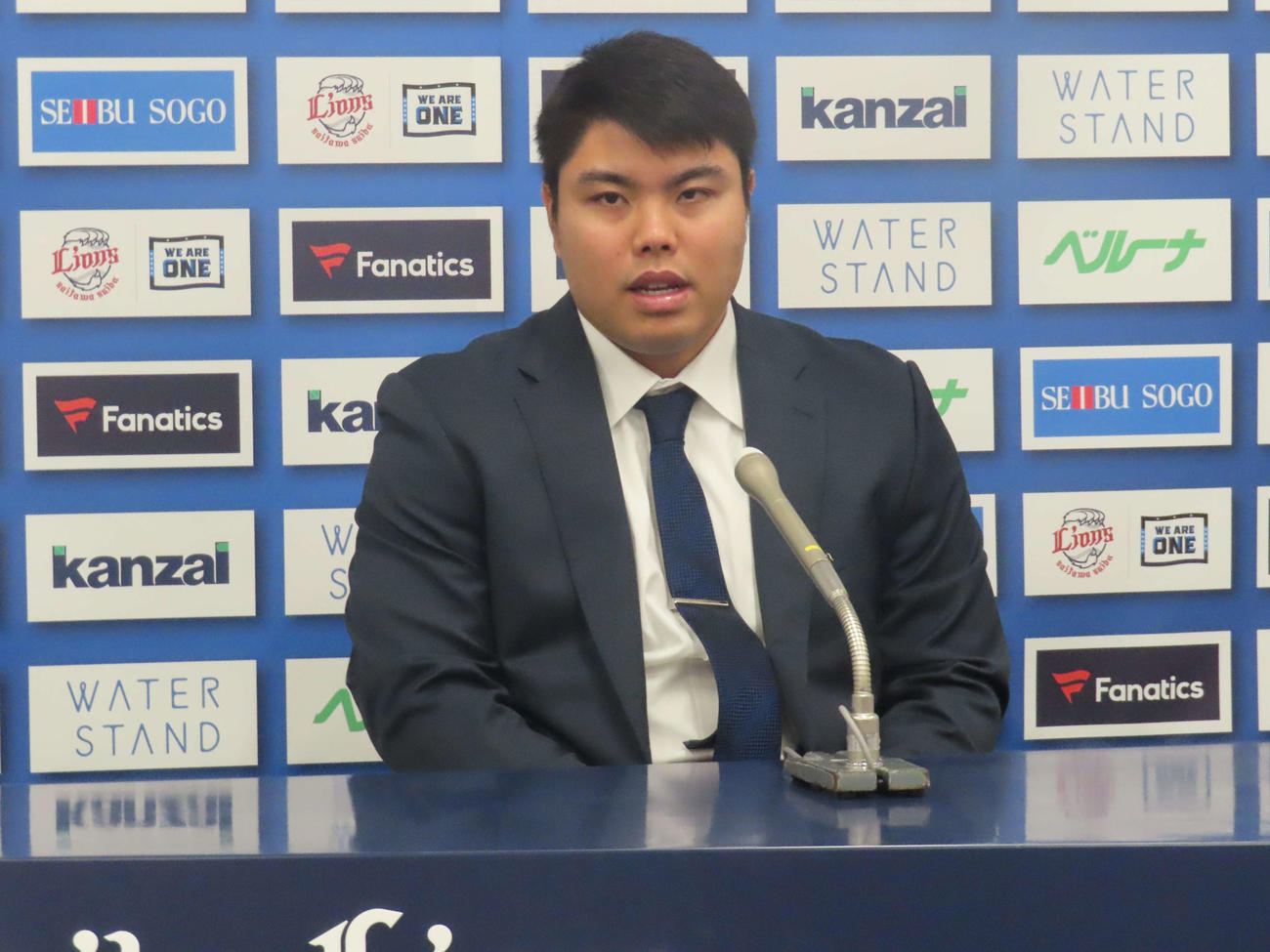 契約更改を終え会見に臨む西武平良（撮影・北村健龍）