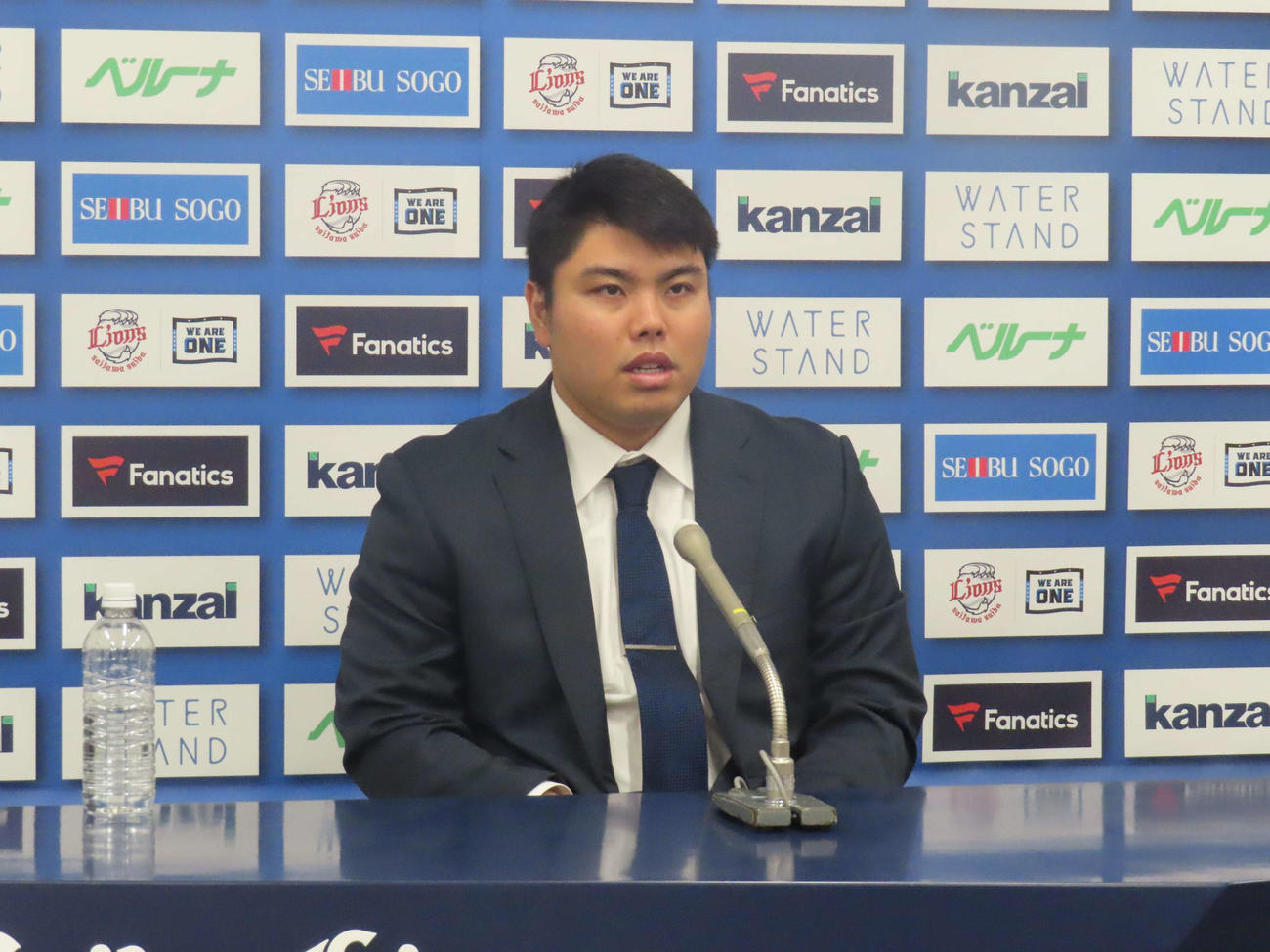 契約更改を終え会見に臨む西武平良（撮影・北村健龍）