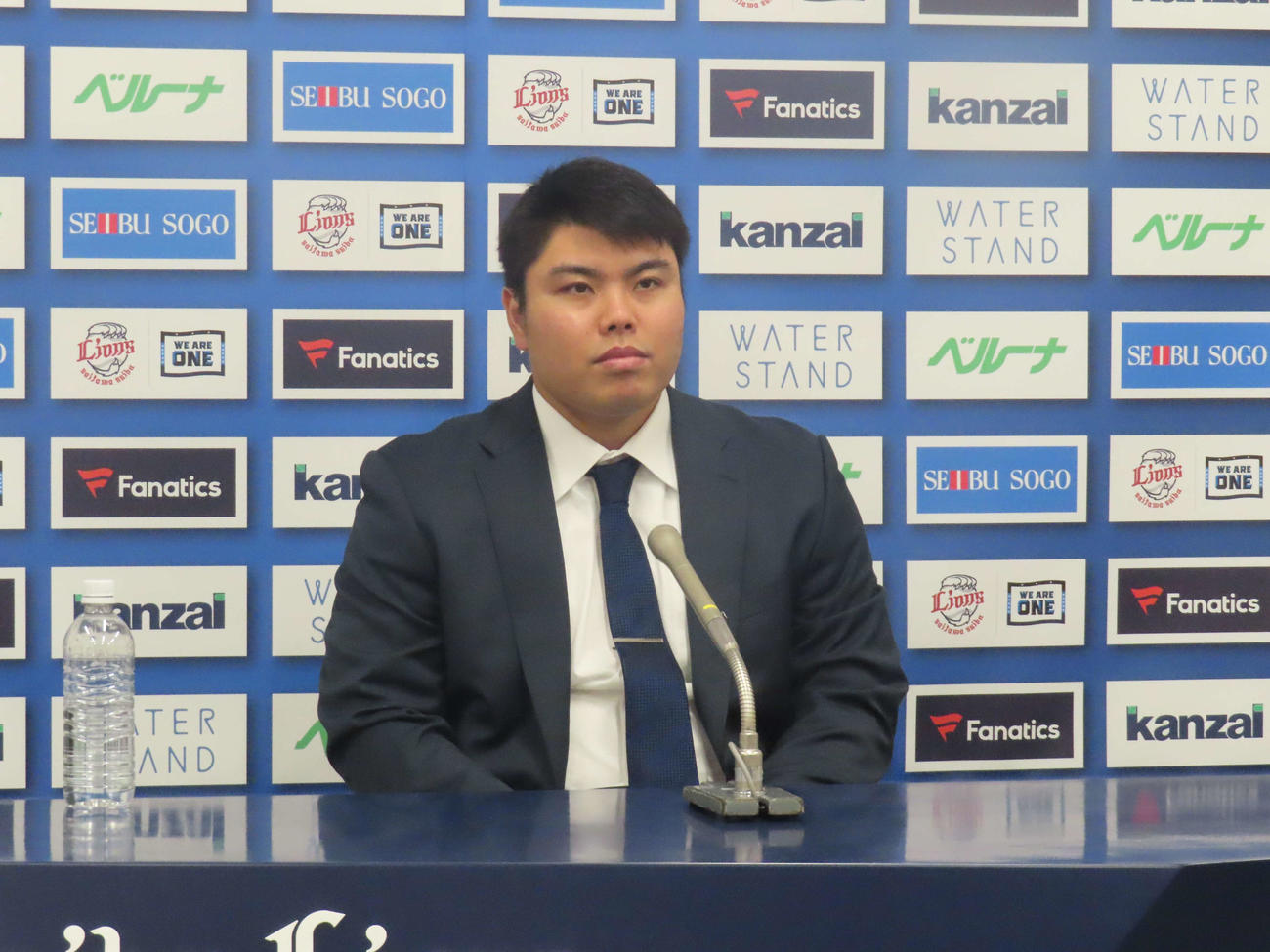 契約更改を終え会見に臨む西武平良（撮影・北村健龍）