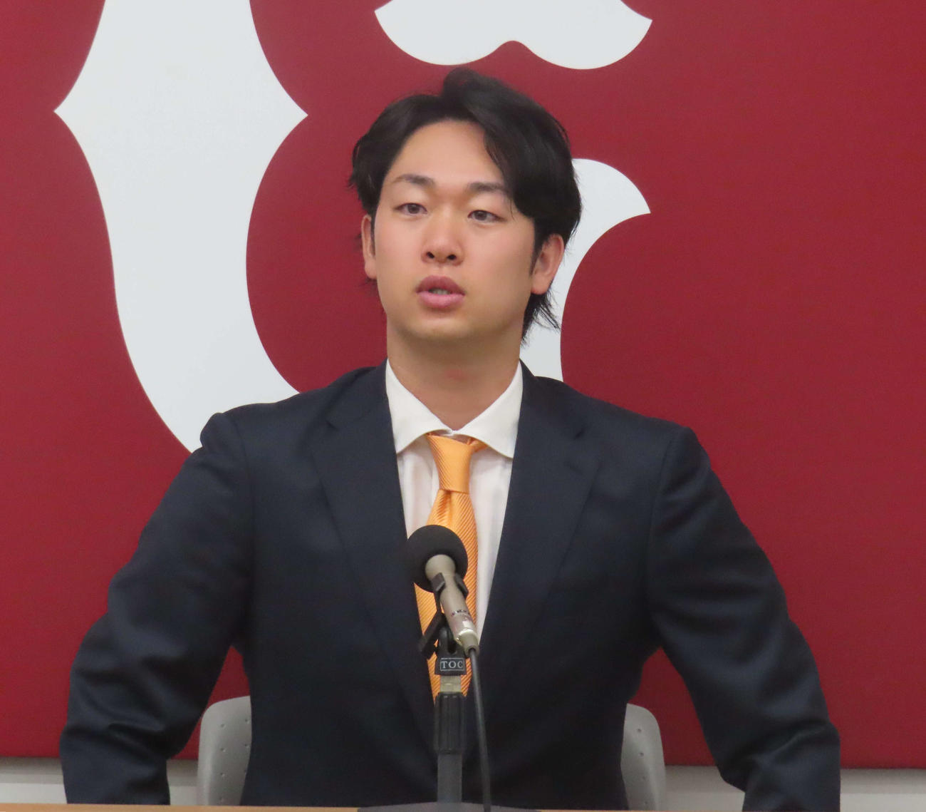 契約更改交渉を終え、会見に臨む巨人山崎（撮影・水谷京裕）