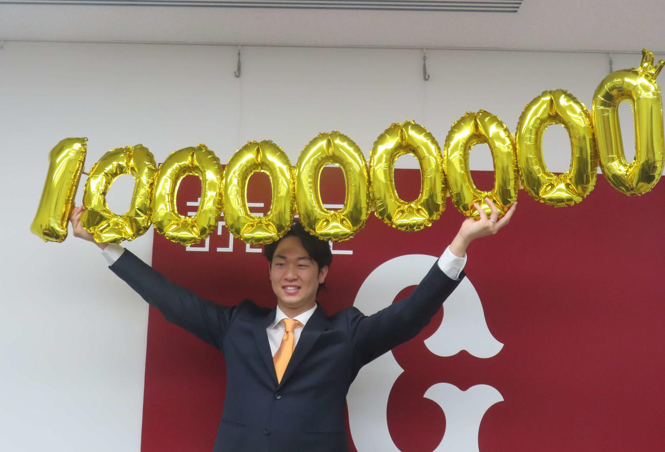 契約更改交渉を終え、会見に臨む巨人山崎（撮影・水谷京裕）