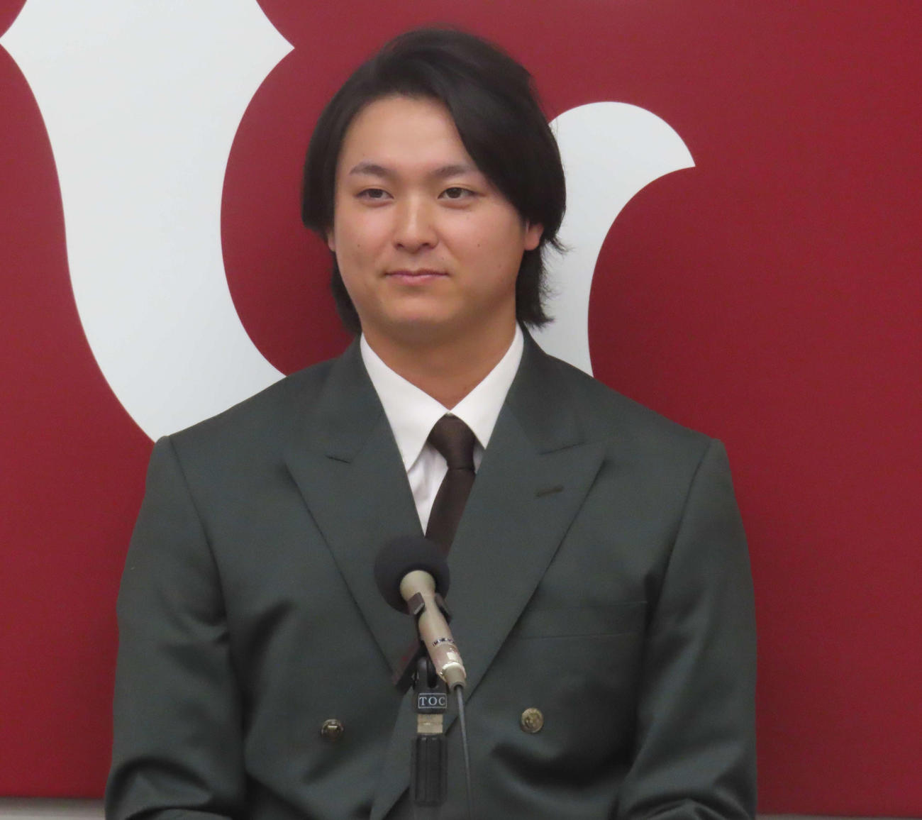 契約更改交渉を終え、会見に臨む巨人田中瑛（撮影・水谷京裕）