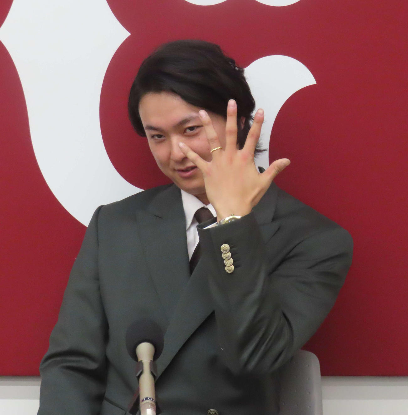 契約更改交渉後の会見で指輪を見せる巨人田中瑛（撮影・水谷京裕）