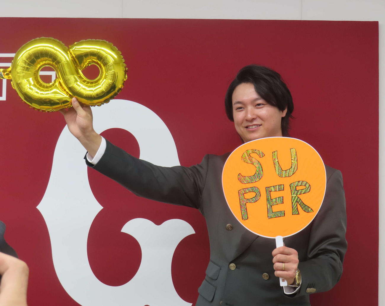 契約更改交渉を終え、会見に臨む巨人田中瑛（撮影・水谷京裕）