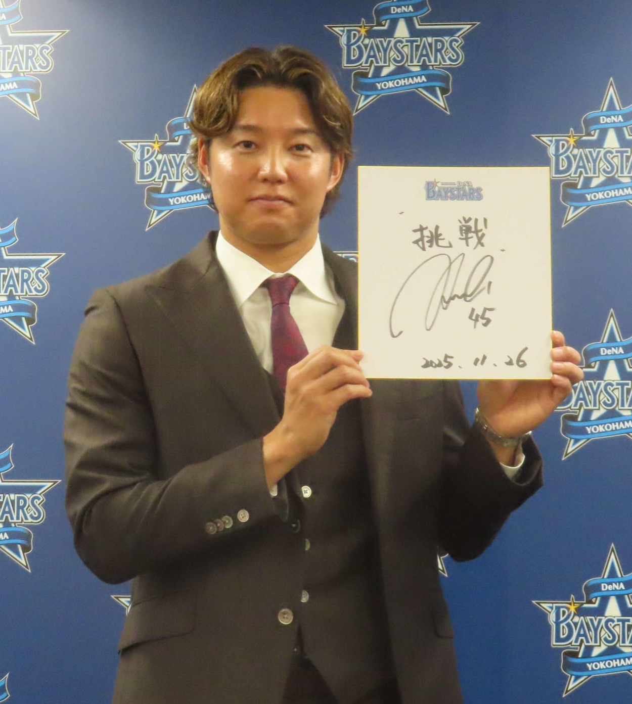契約更改交渉に臨み、来季の目標に「挑戦」と記したDeNA森原