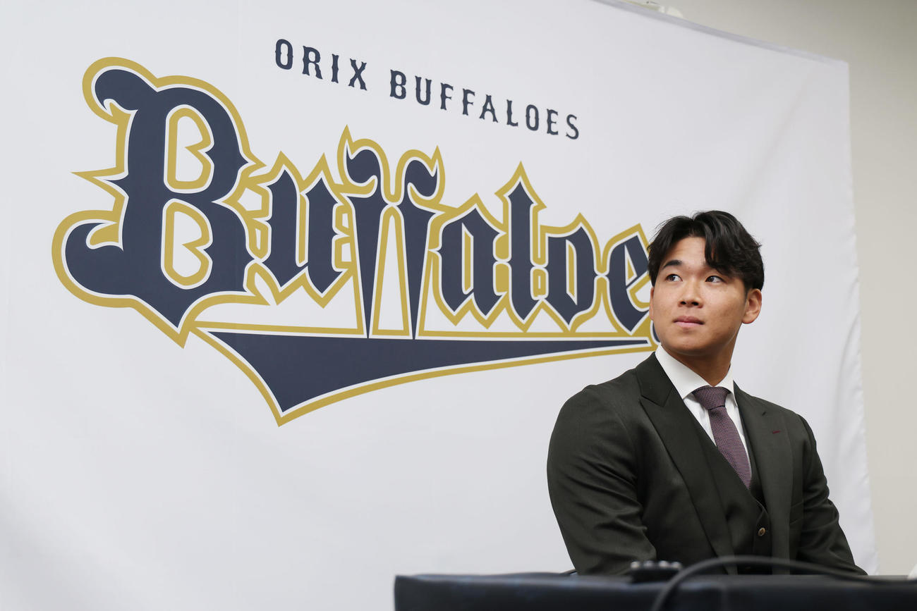 契約更改を終え、会見に臨むオリックス山下（撮影・前田充）