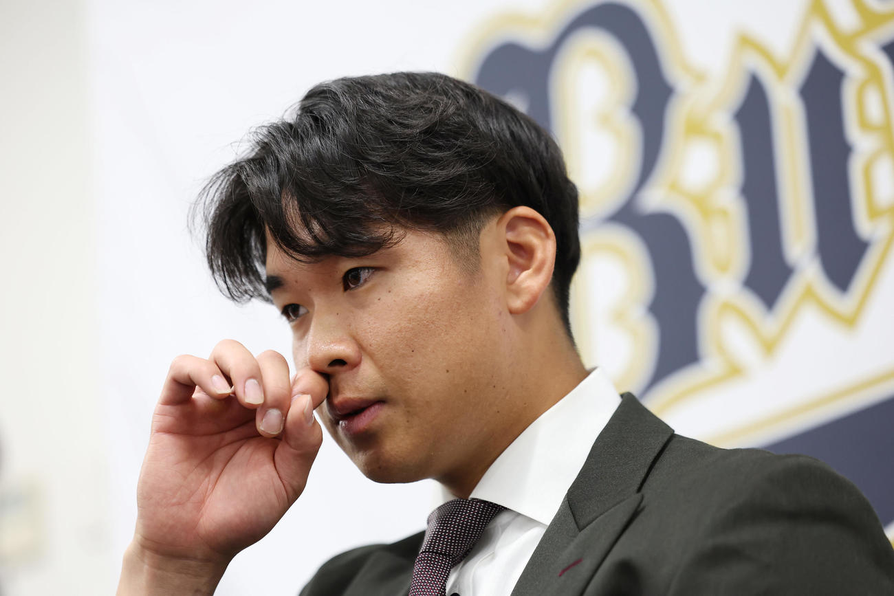契約更改を終え、会見に臨むオリックス山下（撮影・前田充）