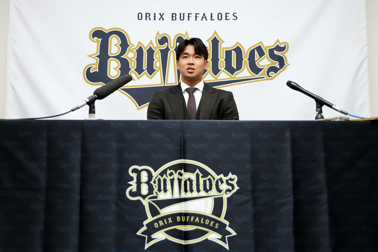 契約更改を終え、会見に臨むオリックス山下（撮影・前田充）