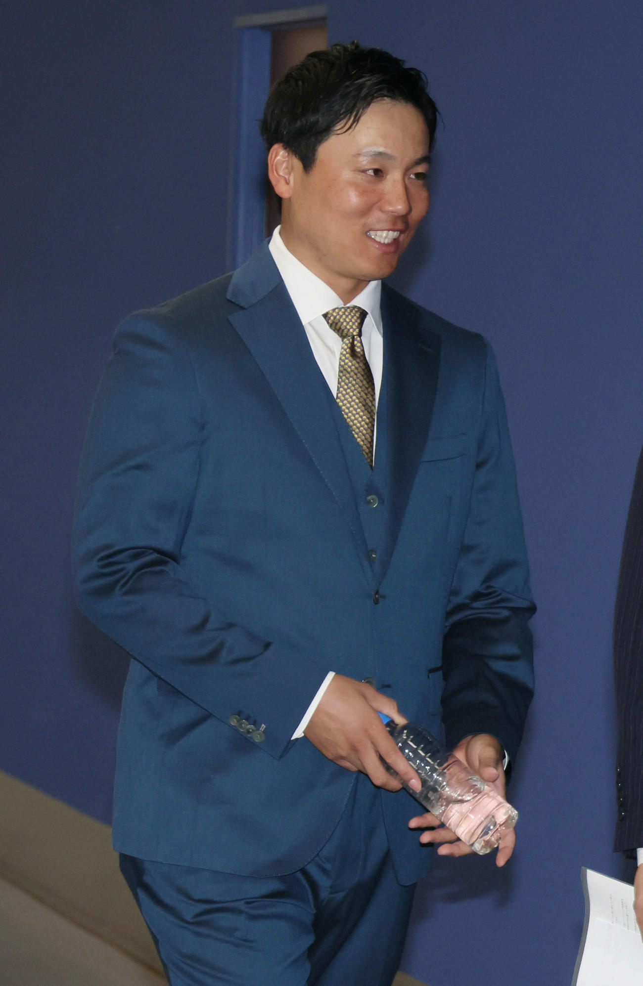 契約更改にのぞむ広島栗林（撮影・加藤孝規）　