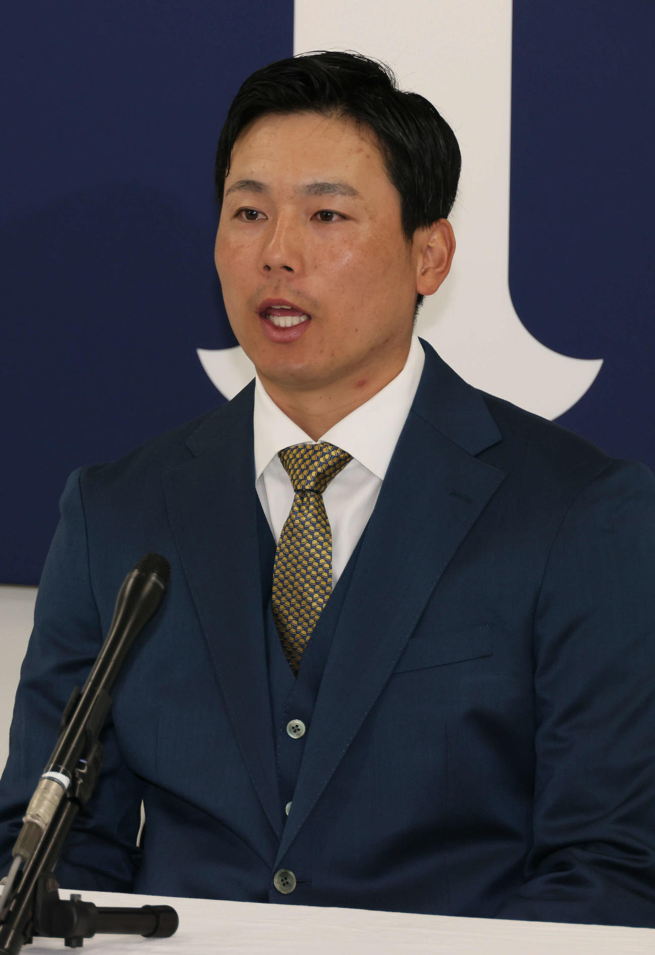 契約更改後、会見する広島栗林（撮影・加藤孝規）　