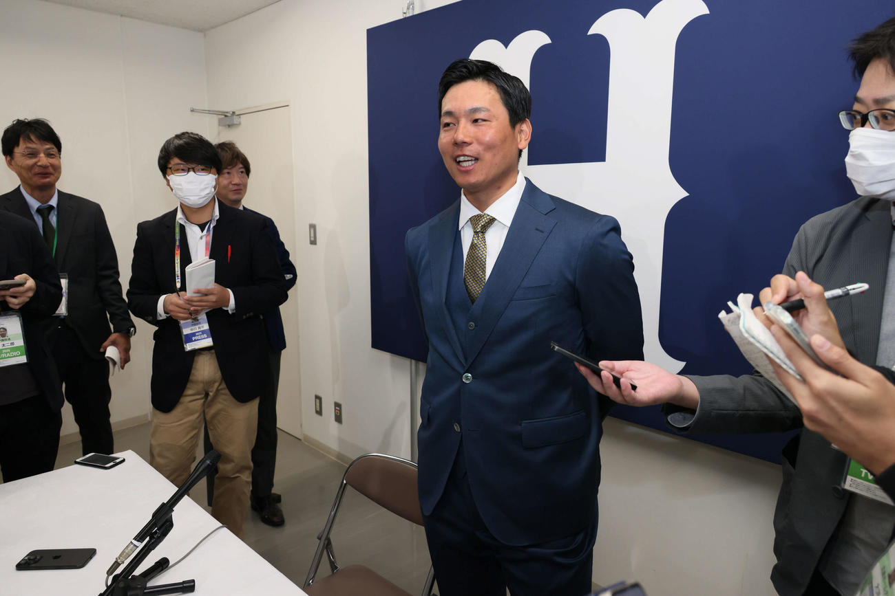 契約更改後、会見する広島栗林（撮影・加藤孝規）　