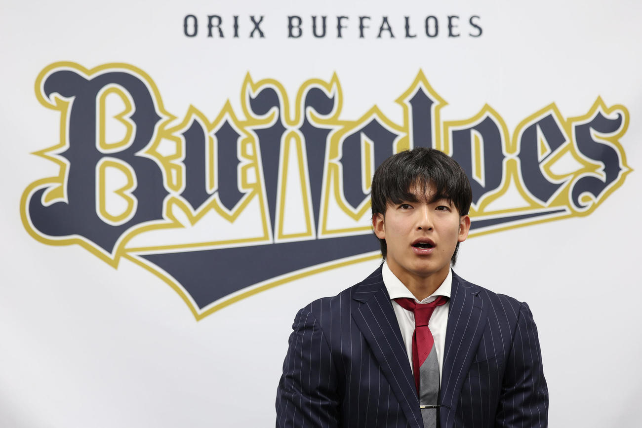 契約更改を終え、会見に臨むオリックス山崎（撮影・前田充）