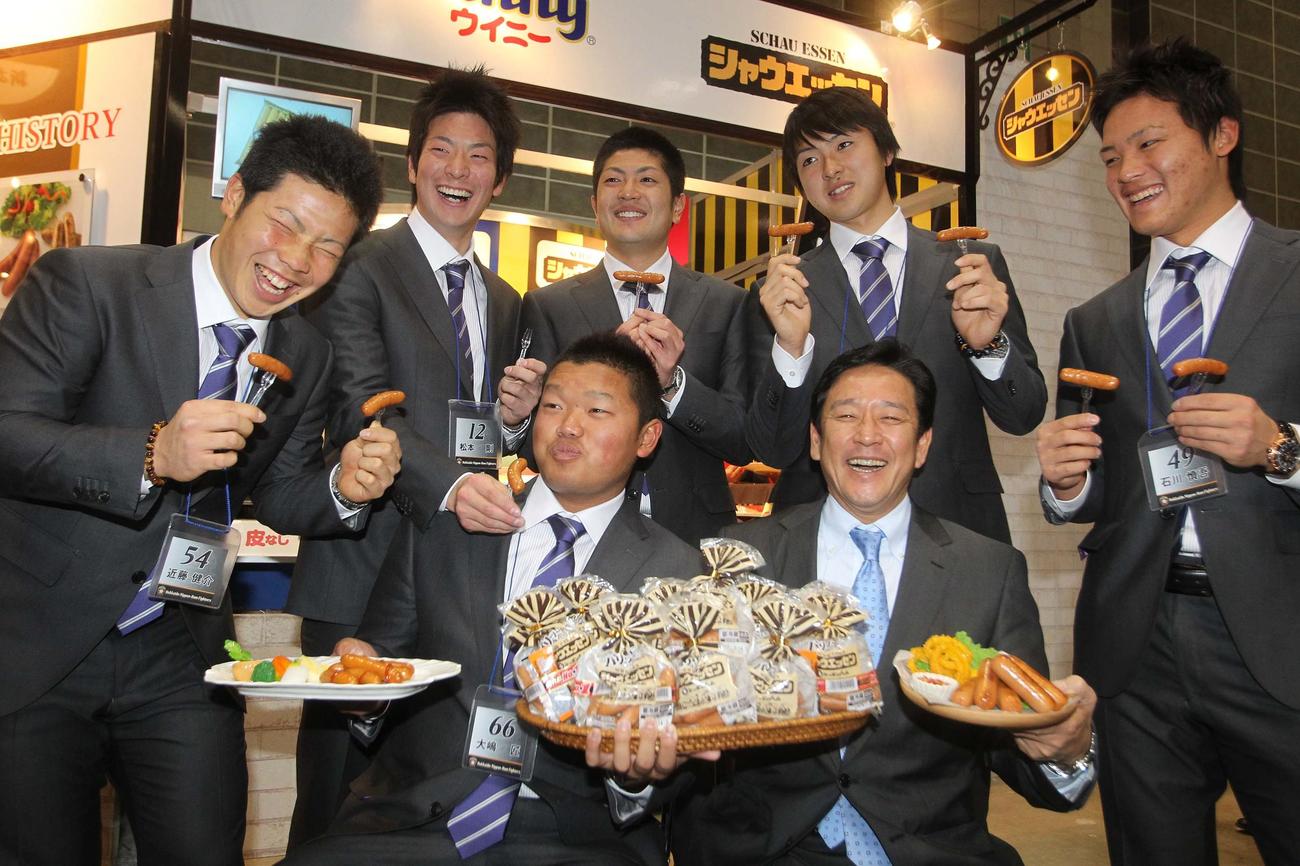 日本ハムの2012年入団新人選手たち。前列左から大嶋匠、栗山英樹監督、後列左から近藤健介、松本剛、森内寿春、上沢直之、石川慎吾（2012年1月）